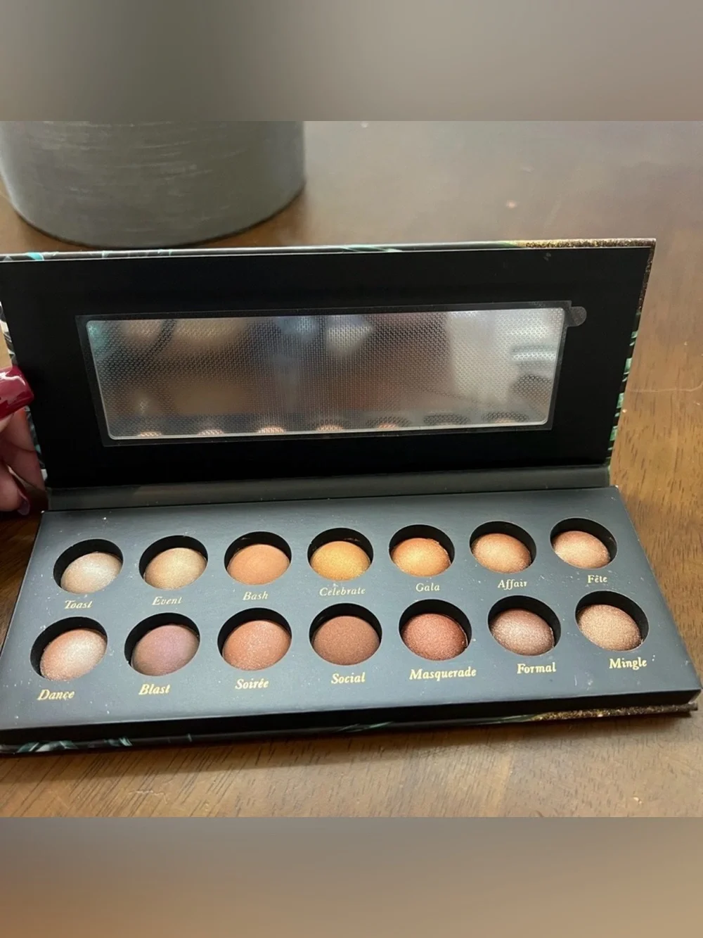 Laura Geller “ THE DELECTABLES “ 14 Multi Finish Baked Eyeshadows Champagne 🍾NWT
